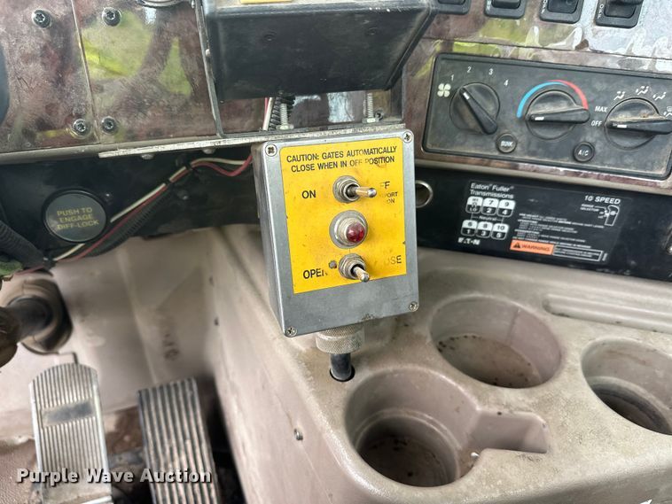 image for item DW4335 2007 International 9200i semi truck