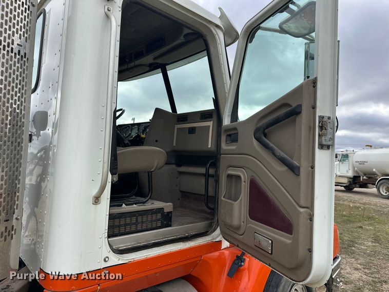 image for item DW4335 2007 International 9200i semi truck