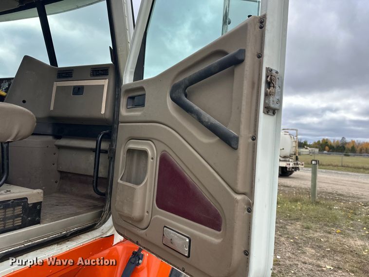 image for item DW4335 2007 International 9200i semi truck