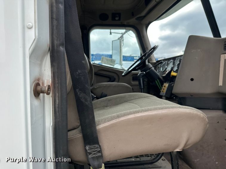 image for item DW4335 2007 International 9200i semi truck