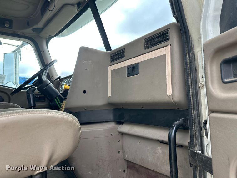 image for item DW4335 2007 International 9200i semi truck