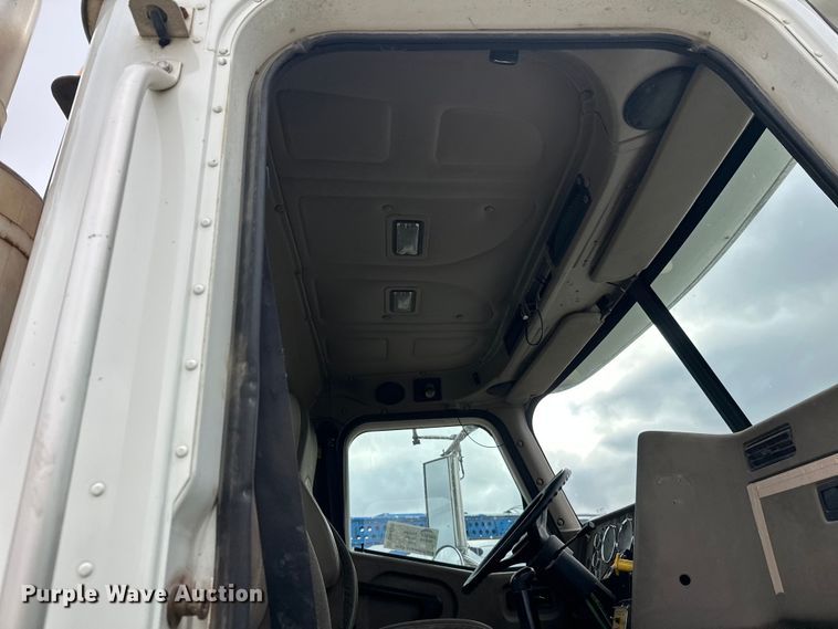 image for item DW4335 2007 International 9200i semi truck