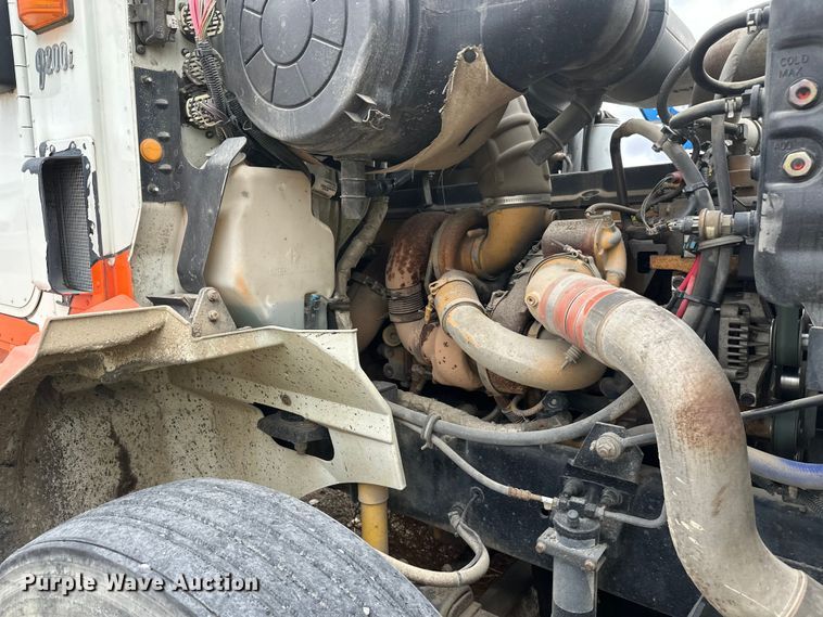 image for item DW4335 2007 International 9200i semi truck