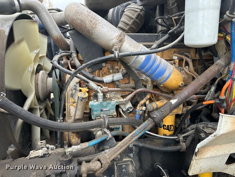 image for item DW4335 2007 International 9200i semi truck