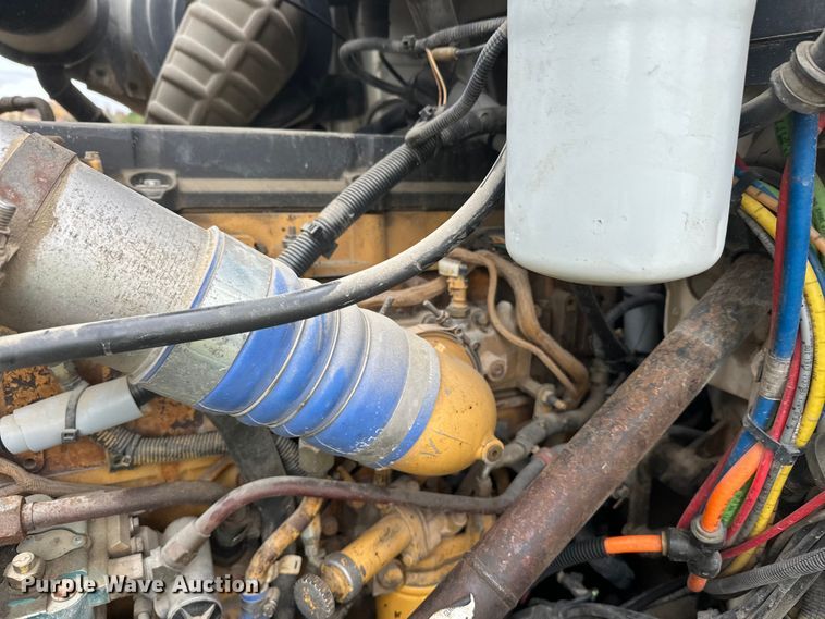 image for item DW4335 2007 International 9200i semi truck