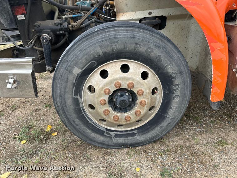 image for item DW4335 2007 International 9200i semi truck