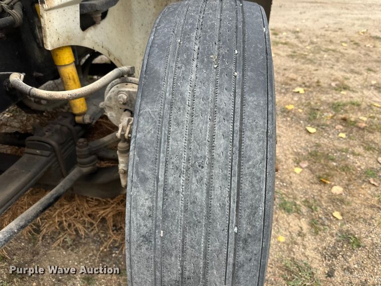 image for item DW4335 2007 International 9200i semi truck