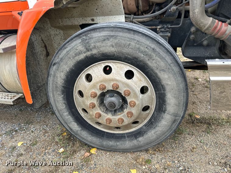 image for item DW4335 2007 International 9200i semi truck