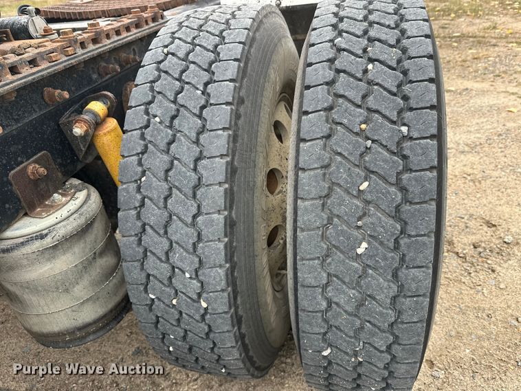 image for item DW4335 2007 International 9200i semi truck