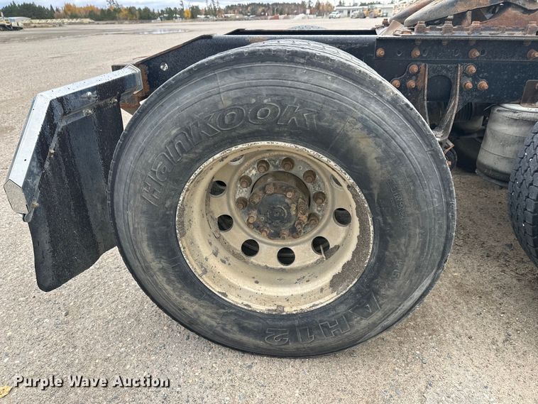 image for item DW4335 2007 International 9200i semi truck