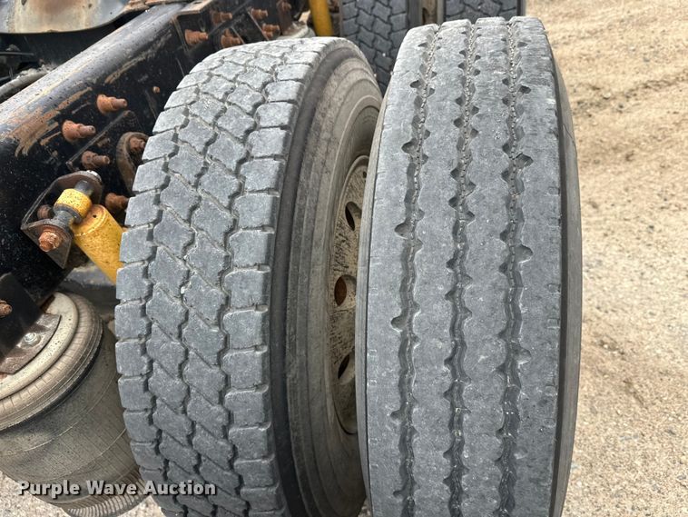 image for item DW4335 2007 International 9200i semi truck