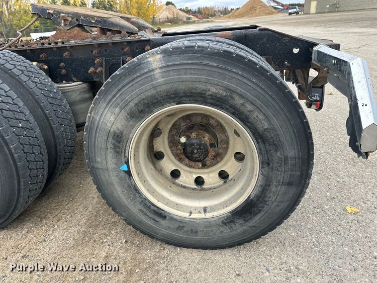 image for item DW4335 2007 International 9200i semi truck