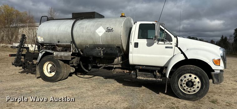 image for item DW4336 2009 Ford F750 Super Duty oil distributor truck