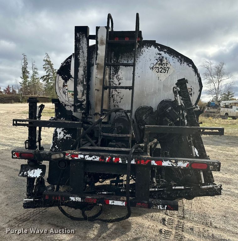 image for item DW4336 2009 Ford F750 Super Duty oil distributor truck