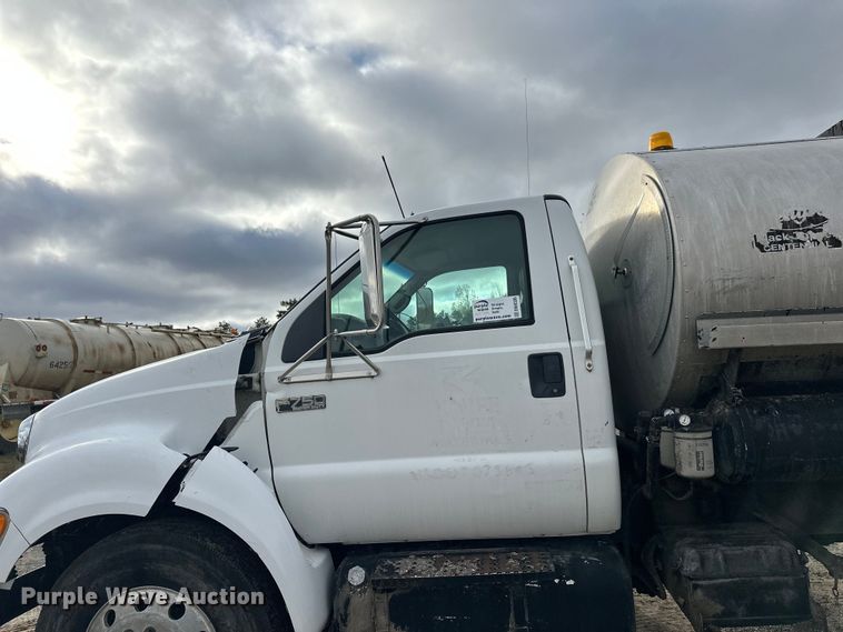 image for item DW4336 2009 Ford F750 Super Duty oil distributor truck