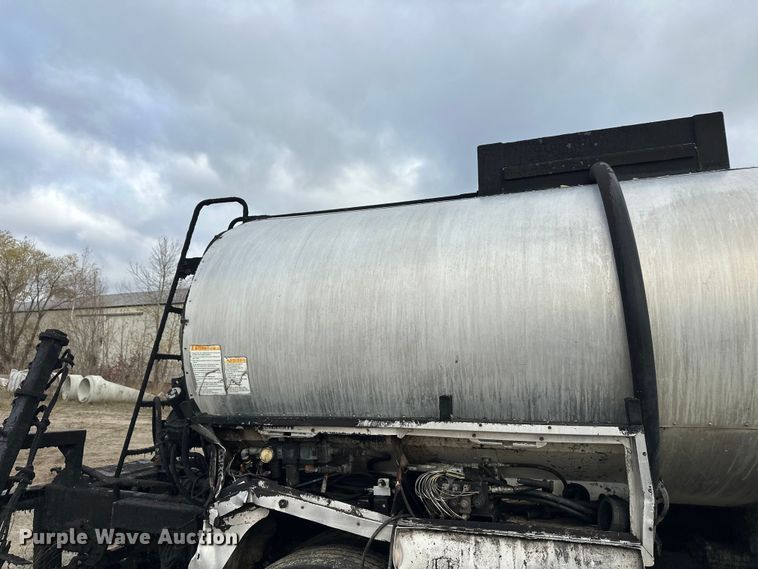 image for item DW4336 2009 Ford F750 Super Duty oil distributor truck