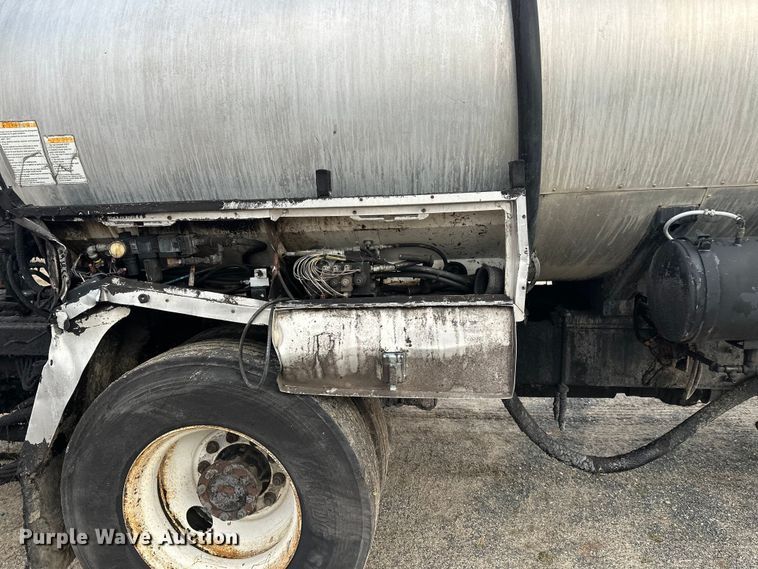 image for item DW4336 2009 Ford F750 Super Duty oil distributor truck