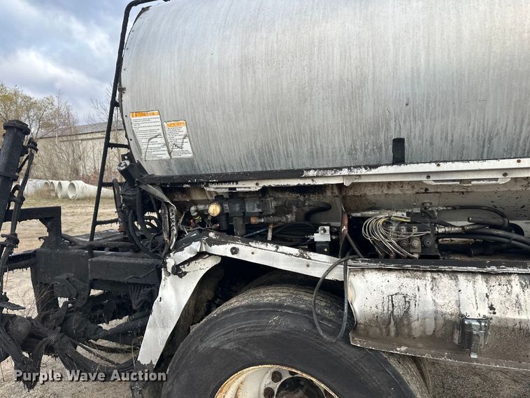 image for item DW4336 2009 Ford F750 Super Duty oil distributor truck