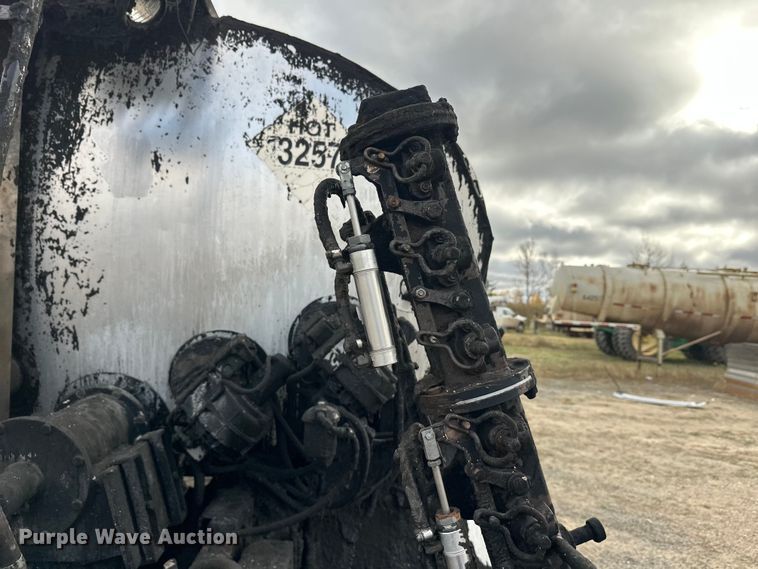 image for item DW4336 2009 Ford F750 Super Duty oil distributor truck