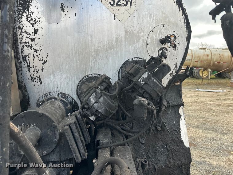 image for item DW4336 2009 Ford F750 Super Duty oil distributor truck