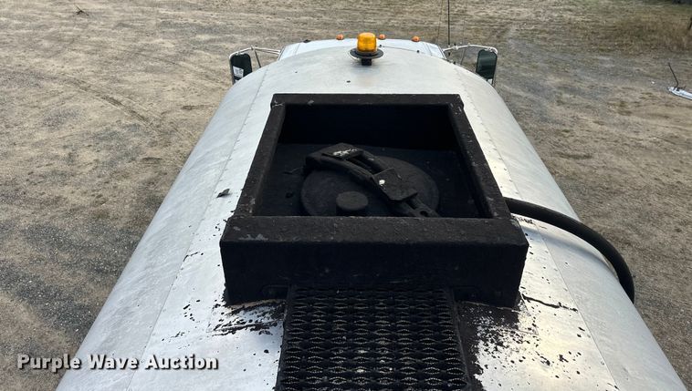 image for item DW4336 2009 Ford F750 Super Duty oil distributor truck