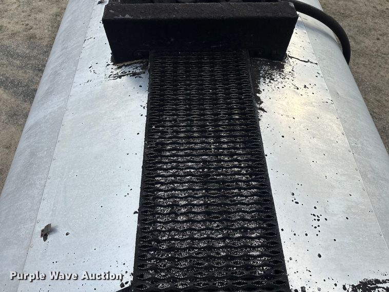 image for item DW4336 2009 Ford F750 Super Duty oil distributor truck