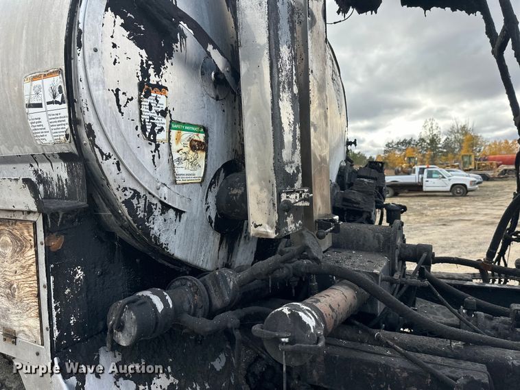 image for item DW4336 2009 Ford F750 Super Duty oil distributor truck