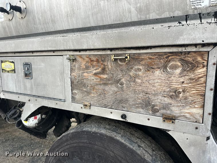 image for item DW4336 2009 Ford F750 Super Duty oil distributor truck