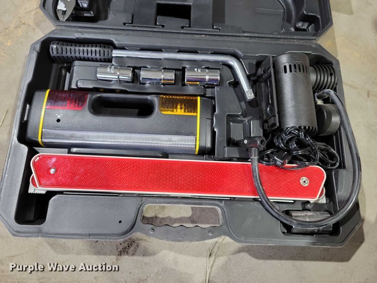 image for item DX6487 (2) pallets of tools