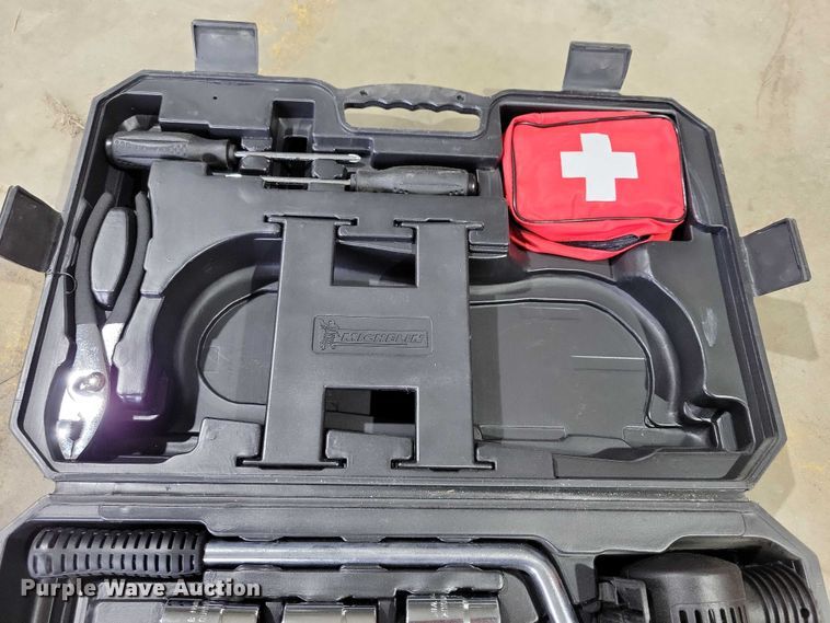 image for item DX6487 (2) pallets of tools