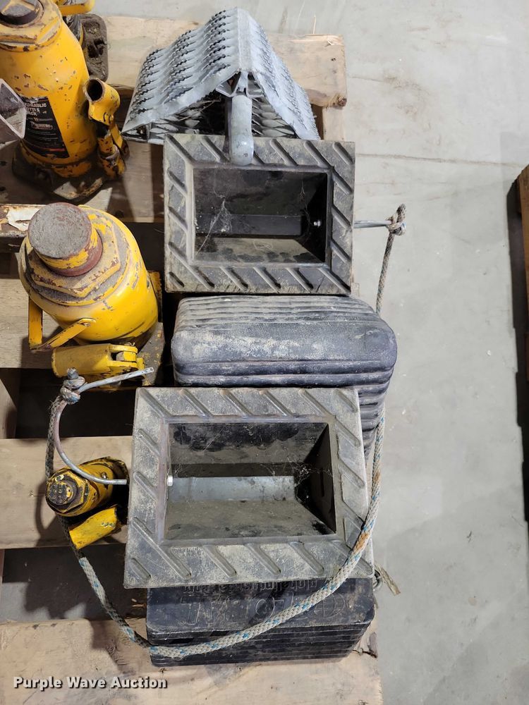 image for item DX6487 (2) pallets of tools