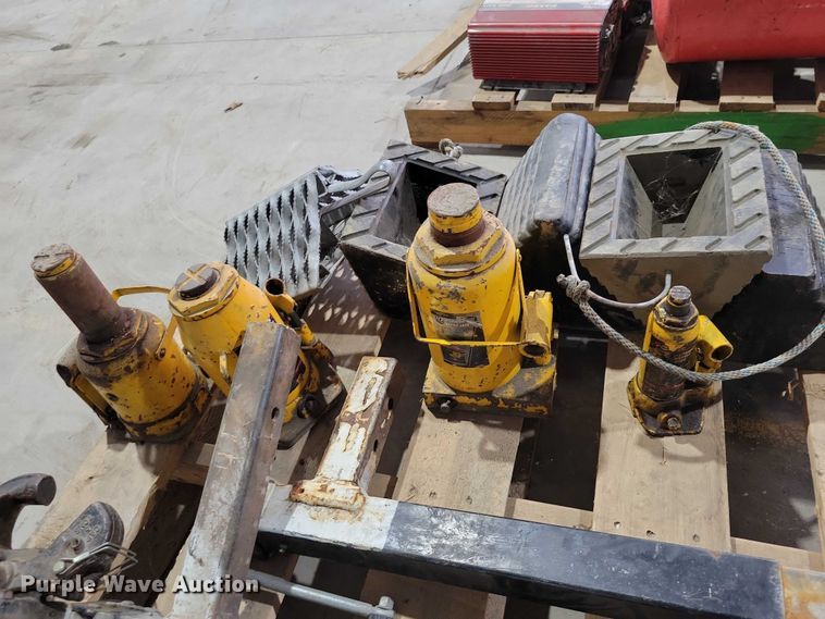 image for item DX6487 (2) pallets of tools