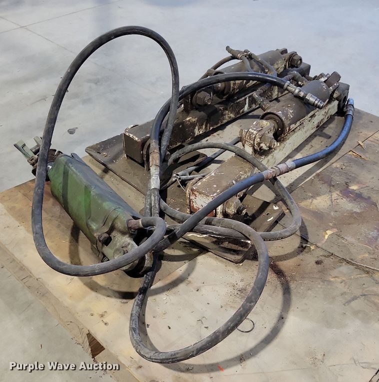 image for item DX6494 (3) hydraulic cylinders