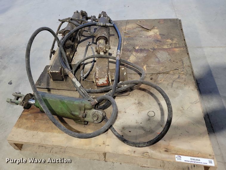 image for item DX6494 (3) hydraulic cylinders