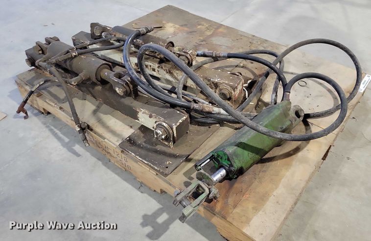 image for item DX6494 (3) hydraulic cylinders