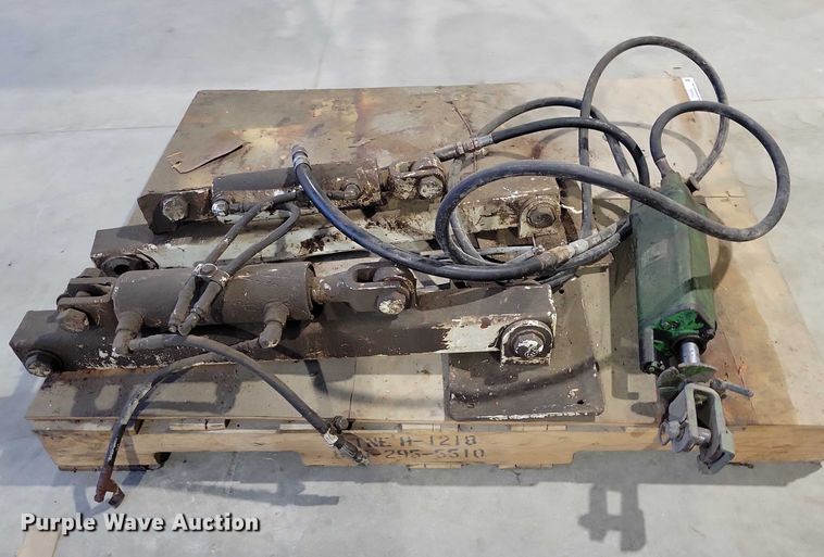 image for item DX6494 (3) hydraulic cylinders