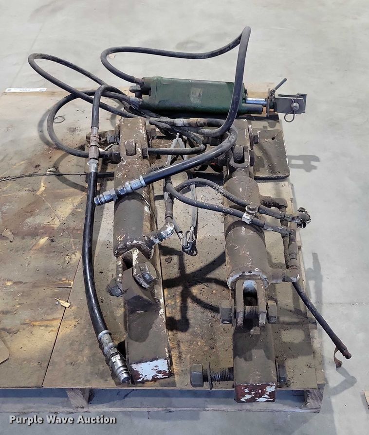 image for item DX6494 (3) hydraulic cylinders