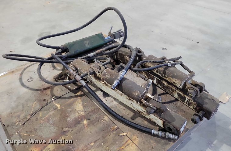 image for item DX6494 (3) hydraulic cylinders