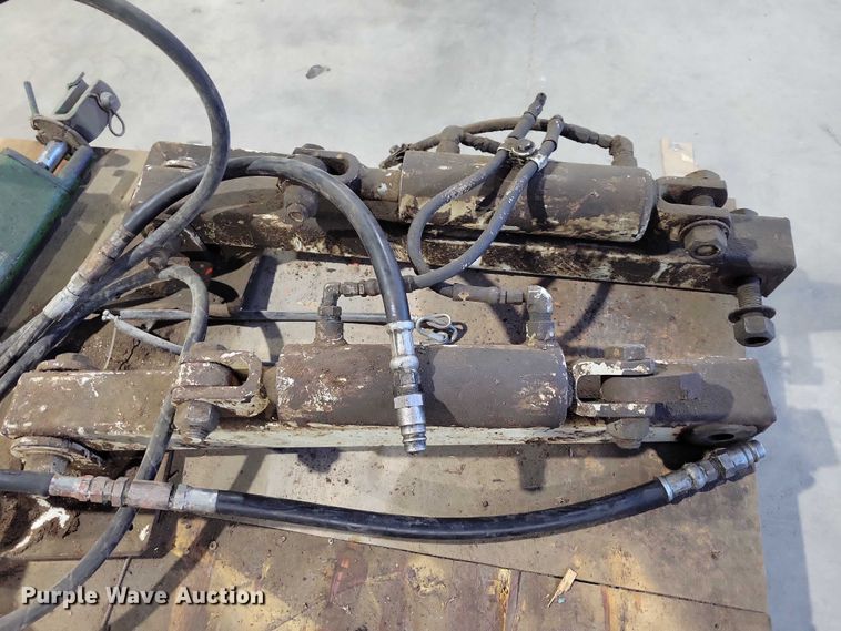 image for item DX6494 (3) hydraulic cylinders