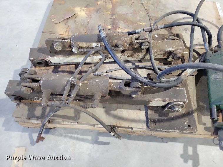 image for item DX6494 (3) hydraulic cylinders