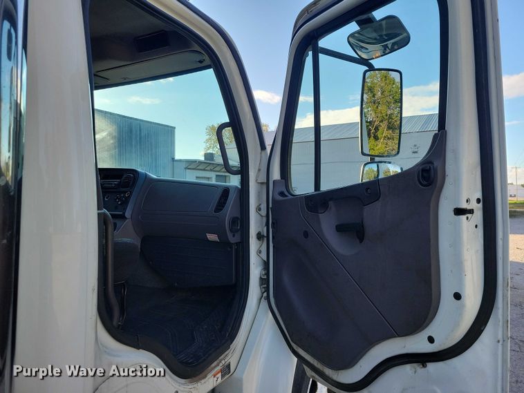 image for item DX6551 2013 Freightliner Business Class M2 refrigerated truck