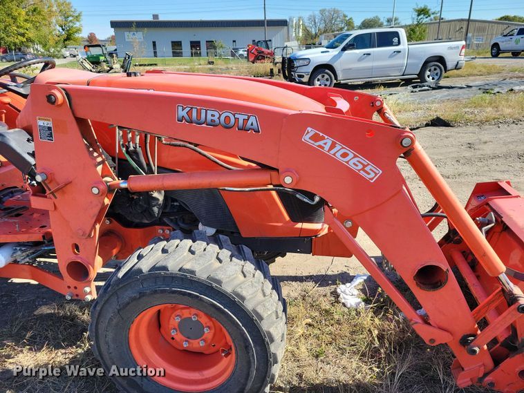 image for item DX6571 Kubota MX5800D MFWD tractor