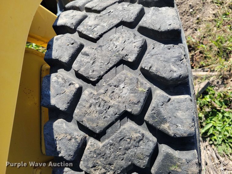 image for item DX6574 2014 Yanmar S165R skid steer loader