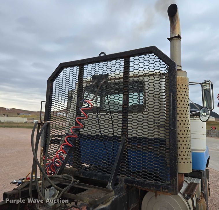 image for item DY1230 1977 Mack RS700L semi truck