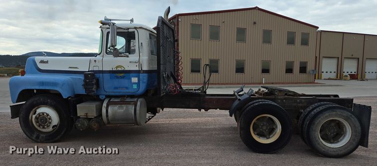 image for item DY1230 1977 Mack RS700L semi truck