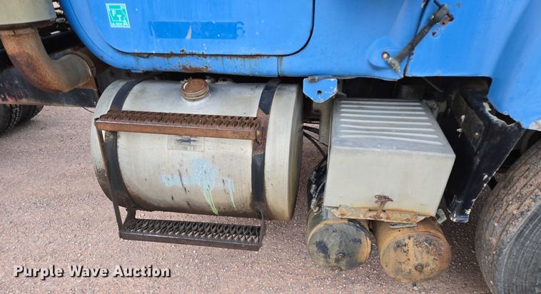 image for item DY1230 1977 Mack RS700L semi truck