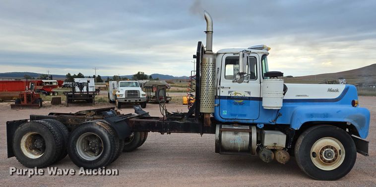 image for item DY1230 1977 Mack RS700L semi truck