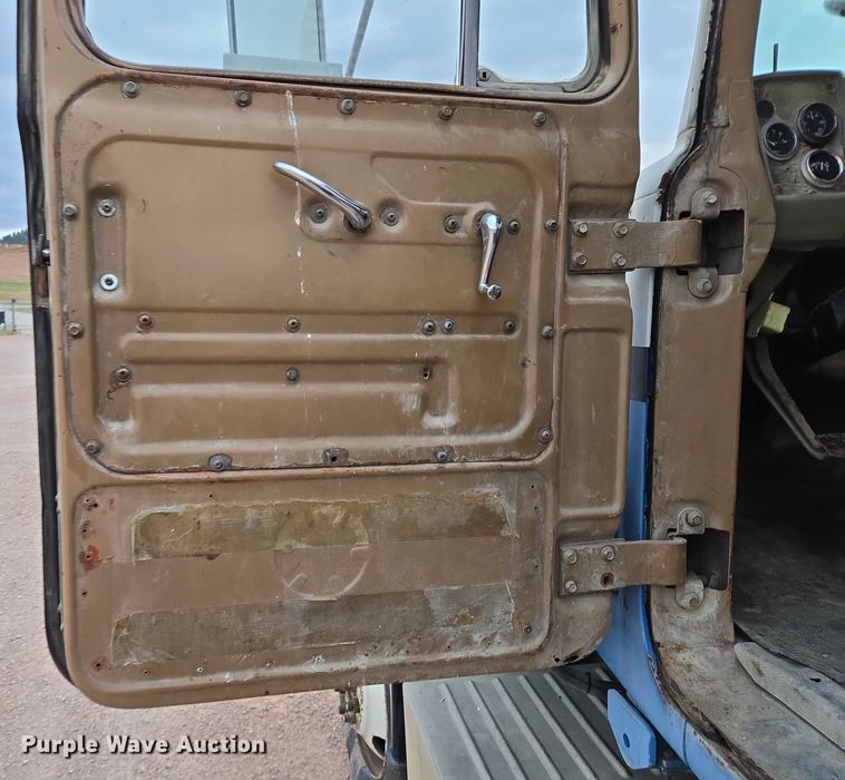 image for item DY1230 1977 Mack RS700L semi truck