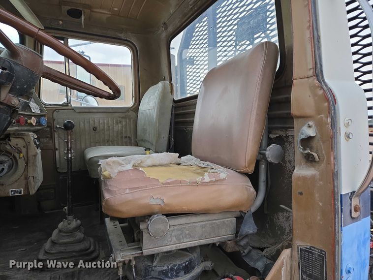 image for item DY1230 1977 Mack RS700L semi truck