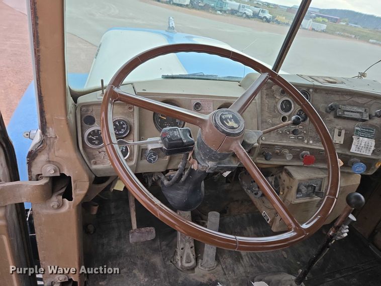 image for item DY1230 1977 Mack RS700L semi truck